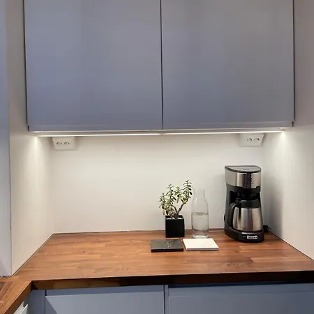 Three Metro Stops From Citycenter Apartment