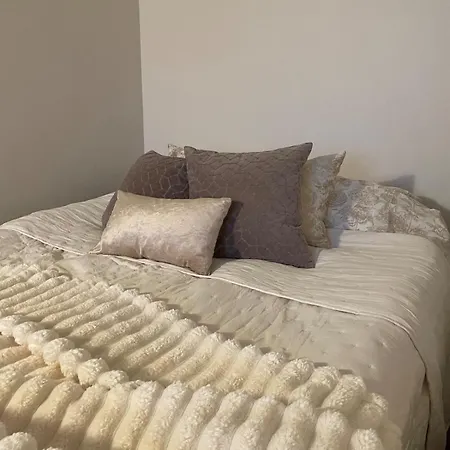 Three Metro Stops From Citycenter Apartment