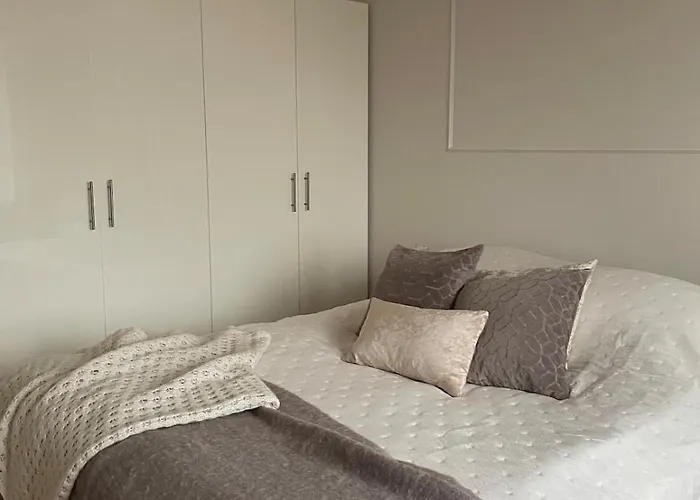 Three Metro Stops From Citycenter Apartment *