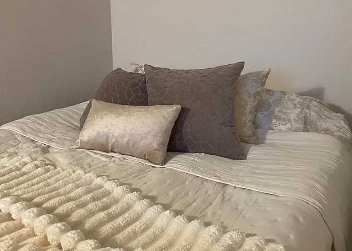 Three Metro Stops From Citycenter Apartment