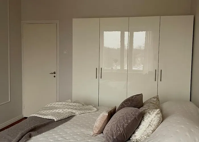 Three Metro Stops From Citycenter Apartment *